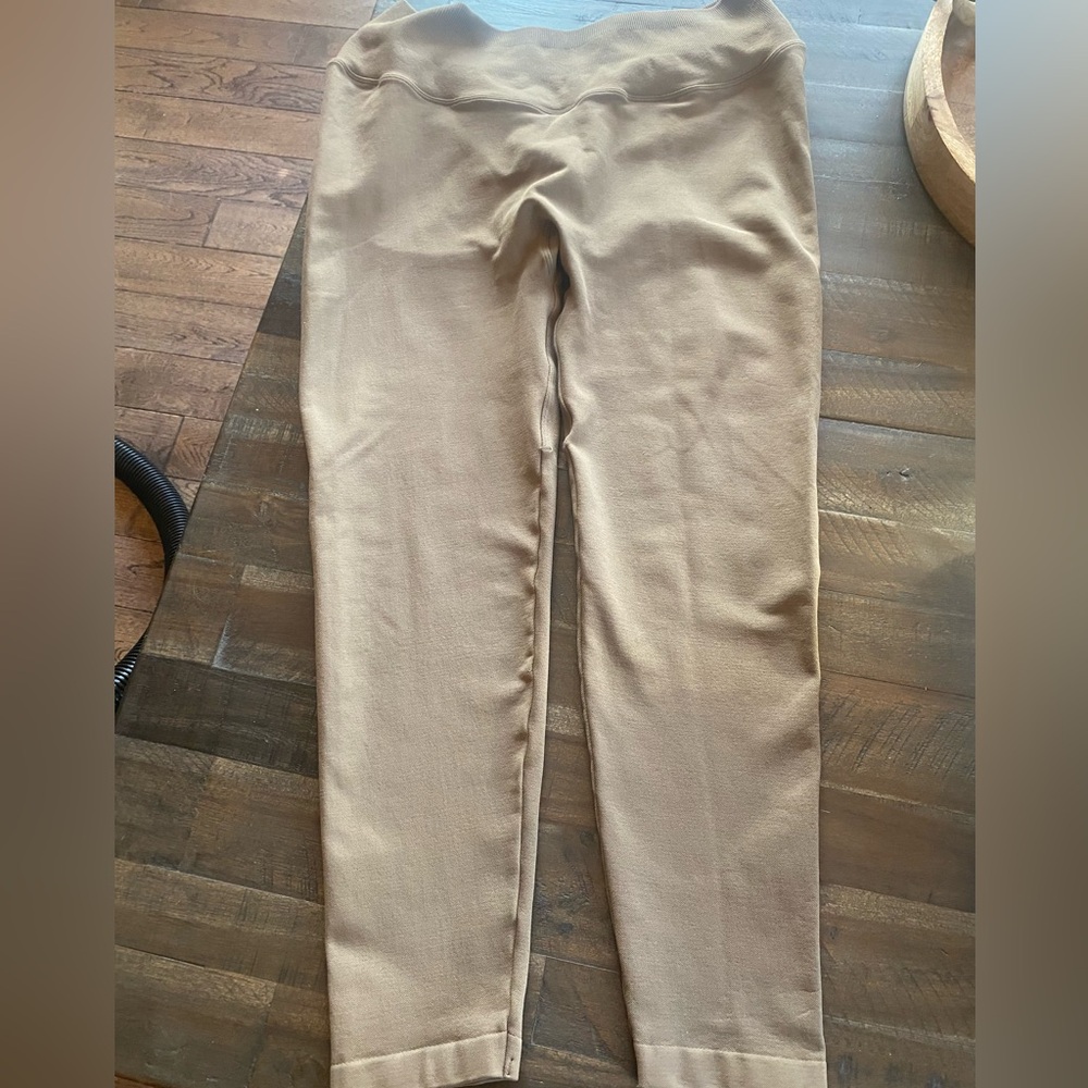 Skims Ruched bottom leggings .